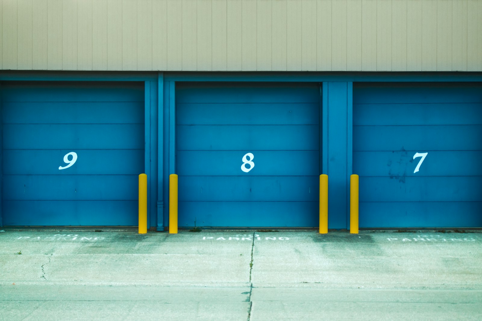 Automatic rolling shutter on a warehouse